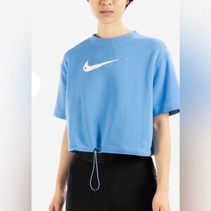 Swoosh patch at chest Short sleeves Ribbed crewneck collar Cropped